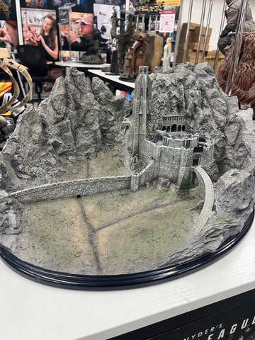 Weta Workshop Lord of the Rings: Helms Deep Environmental Statue