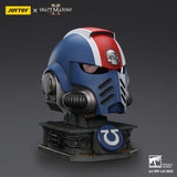 PRE - ORDER: Joytoy Warhammer 40K Ultramarines Lieutenant Titus MKX Helmet & Display Stand Prop Replica - collectorzown