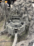 Weta Workshop Lord of the Rings: Helms Deep Environmental Statue - collectorzown
